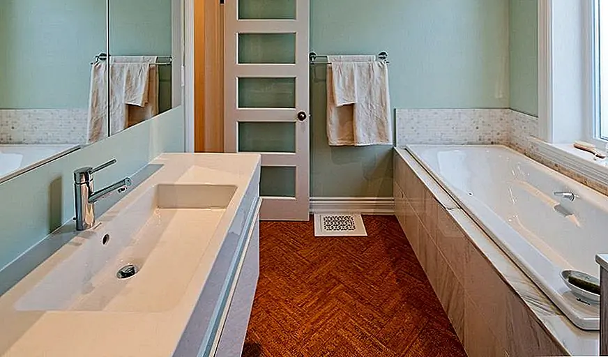 В этом типе дверей вместо панели есть кусок стекла, и это в основном дает двери окно. Такая дверь может иметь одну или несколько стеклянных панелей, расположенных в виде рисунка. В этой модели имеется серия из 5 прямоугольных окон.