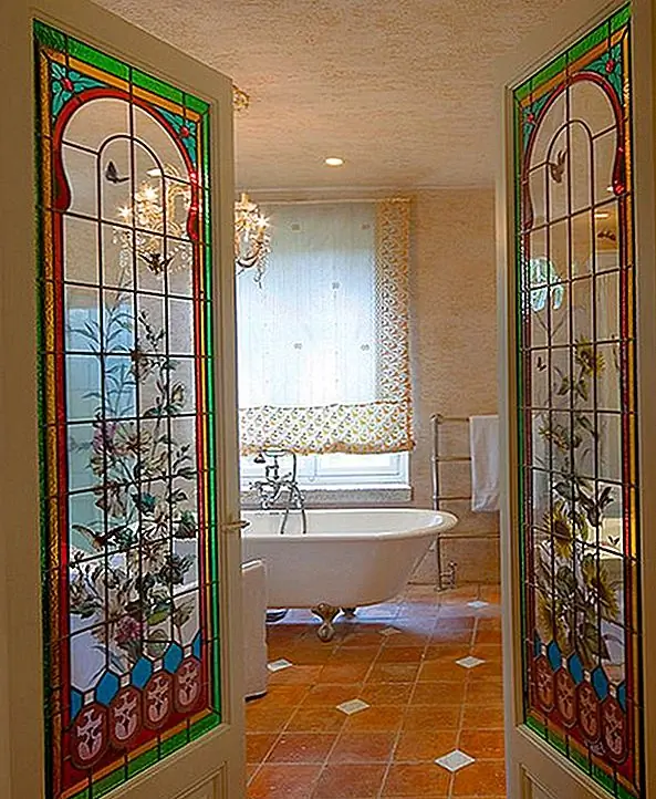 Витражные панели могут быть частью дизайна двери, предлагая уникальный вид. Французские двери - популярный вариант. Панель с витражами может составлять большую часть конструкции двери, но дверь также может иметь несколько небольших панелей, расположенных в характерном узоре.