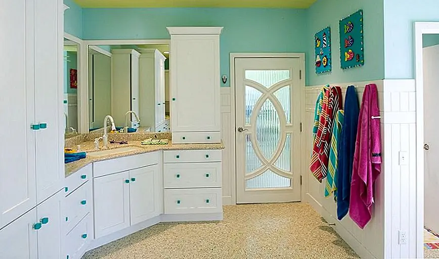 Большинство типов дверей оставляют много места для настройки, и в результате появляется много вариаций. Один пример включает в себя конструкции внутренних дверей, которые имеют изогнутые детали, такие как декоративные панели и окна. {Найдено на jbanksdesign}.