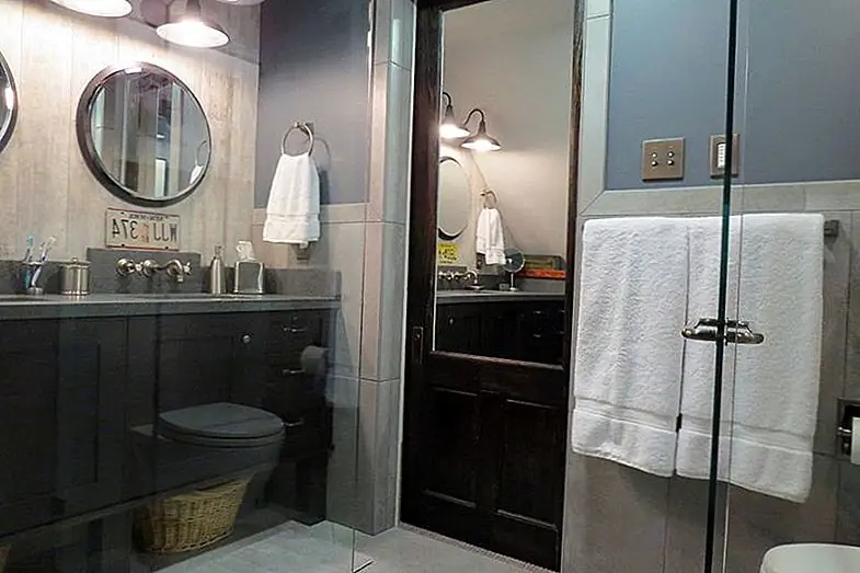 И дверь, и зеркало должны быть в любых ванных комнатах, поэтому почему бы их не объединить? Дверь со встроенным зеркалом может быть практическим вариантом, когда пространство ограничено или когда макет просто позволяет это. {Найден на atmoscaperdesign}.