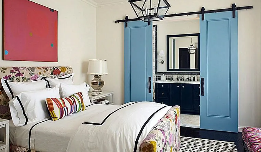 Раздвижные двери сарая могут сделать любое пространство уютным и уютным, и это включает в себя ванную комнату. Они бывают разных конструкций и могут адаптироваться к различным декорам. Особенно замечательная идея - использовать двери сарая для отделения спальни от своей ванной комнаты. {Найден на wisemanandgale}.