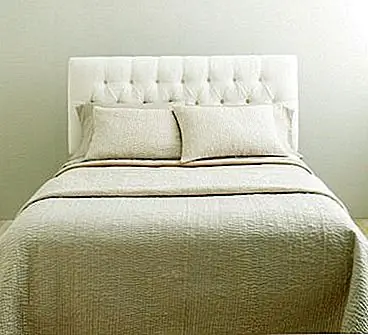 Изголовье покрыто пенополиуретаном и имеет приятные алмазные модели, которые делают его элегантным и стильным для любой спальни. В любом случае, изголовье имеет металлические ножки, которые очень устойчивы, поэтому деревянная рама тщательно прикреплена к ним. Это сделано потому, что изголовье не поставляется с кроватью, но оно может быть прикреплено к любой кровати, и теперь большинство рамок кровати сделаны из металла. Эта изголовье доступно в разных размерах, чтобы идеально подобрать размер кровати: двуспальная, двуспальная, королева, король и король Калифорнии. Он также доступен в трех цветах: олово, пшеница или белый. Цена будет варьироваться от $ 498,00 до $ 698,00.