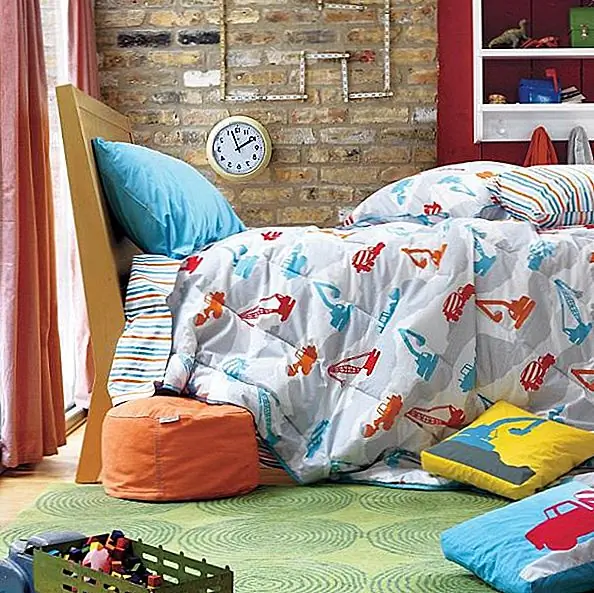Это постельное белье полностью изготовлено из органического хлопка - 200-ниточный подсчет, который отлично подходит для детей, так как он гипоаллергенен и также поглощает их пот, когда они спят. Вы увидите тяжелые машины, такие как бульдозеры, экскаваторы и краны, напечатанные на обратимом заполненном одеяле, все окрашенные в красивые оттенки красного, синего и оранжевого - идеальные цвета для постельных принадлежностей мальчиков. Некоторые полосы окрашены в полосы красного, оранжевого, серого и аква, и это придает дизайну мальчишеский вид. Постельные принадлежности включают пододеяльник, набор листов и подогнанный лист. Современный дизайн идеально подходит, и набор постельных принадлежностей можно купить за $ 109,00 - $ 129,00 от земли Нод.