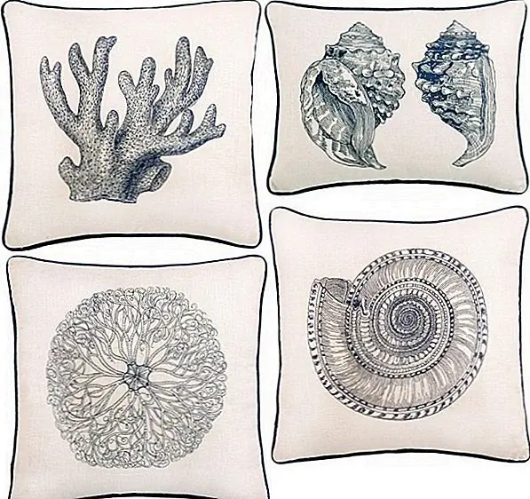 Подушки выглядели бы отлично, независимо от того, где вы решили разместить их. Спальня - хорошая идея, а также диван для гостиной, который часто нуждается в некоторых украшениях. Кроме того, вы можете использовать их снаружи, пока не забываете принести их внутрь после этого. Доступно от 70 $ каждый.