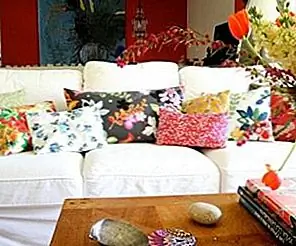 Простая и вечная стильная комбинация: белый диван и красочные подушки