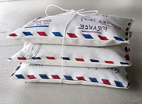 Мини-подушки входят в комплекты из трех, и они измеряют 5 "x8" (13cmx8cm). они делают прекрасные украшения для дома и, учитывая их небольшой размер, их также можно разместить в машинах, шкафах и где угодно, вы хотите почувствовать запах ароматной лаванды. Они также делают замечательные и вдумчивые подарки. Подушки изготовлены из хлопка с кремово-белым цветом и содержат около 17 г лаванды. Их печать - напоминание о месте, из которого они пришли. Доступно за 15 $.