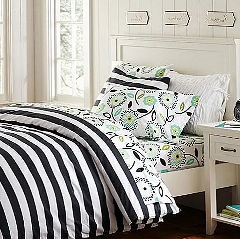 Все части из набора стираются машинами. Вы можете смешивать и сопоставлять разные цвета и шаблоны для оригинального и уникального вида. Одеяло пододеяльник имеет два разных размера: двойник (68 х 86 футов) и полный / королева (90 х 88 футов). Наволочки стандартно и имеют размеры 20 х 26 дюймов. Вы можете выбирать между розовыми, синими, черными или бежевыми полосами, и вы можете пойти с полным комплектом или микс и подобрать фигуры. Например, вы можете добавить искру с цветными подушками и объединить их с черно-белым одеялом, например. Обратные цветочные принты также очень хорошо подобраны.