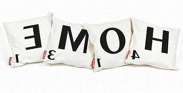 Эти подушки из органического хлопка были напечатаны на экране буквами Scrabble и оценены, как и оригинальные. Что касается размеров, каждая подушка измеряет 40 см х 40 см. Набор подушек Scrabble доступен в двух наборах: HOME и LOVE. Было бы еще веселее, если бы все письма были доступны, и у клиентов была свобода выбора тех, которые они хотели, чтобы сформировать персонализированные слова. Тем не менее, это начало, и, возможно, когда-нибудь коллекция будет расширена. Пока мы будем довольны этими двумя наборами. Доступно от 39 $.
