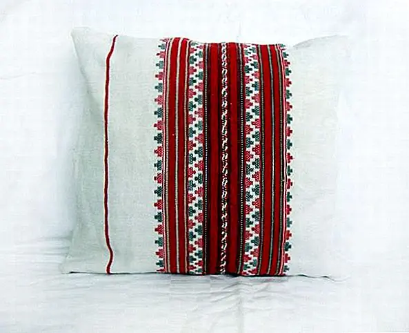 Эти красивые наволочки отлично подходят для любого дома. Они очень гибкие, потому что их можно удалить, вымыть или заменить. Более того, они действуют как физический барьер между внутренней частью подушки и аллергенами. Доступные цены варьируются от $ 34-148, эти удивительные обложки могут изменить настроение в вашем доме и создать интересное место для вас и вашей семьи.