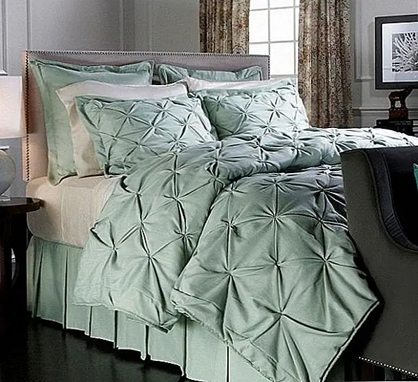 Шашки имеют отверстия для конвертов. Что касается цветов, вы можете выбрать между Ecru, Sage, Cocoa или Thistle. Набор также доступен в нескольких размерах: Twin, Full, Queen, King или California King. Вы можете купить комплект утешителей за $ 179,95. Удостоверьтесь, что вы моете машину холодной и сухой сухой.