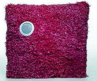 Pillow Pod - еще один аксессуар для iPod, который помогает усыпить вас в глубокий сон с любимыми мелодиями, играющими в фоновом режиме. Эта 15-дюймовая квадратная подушка встроена в универсальные динамики, которые соединяются с любым совместимым звуковым устройством, от iPod до стандартных MP3-плееров, а также стереосистем. Он доступен в фиолетовых, синих, розовых и зеленых тонах. Проецируемый звук довольно приличный, и он достаточно громкий, чтобы его можно было услышать на открытом воздухе. У вас может быть этот подушечный подушечек на 24,99 доллара.