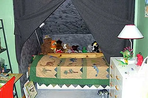 Валантность заключалась в сужении, поэтому мы положили ее «внутрь» окна, и я взял ее со мной в некоторые магазины, которые продают уже сделанные панели. Я заплатил 12 долларов за панель. Мы нашли интересные заводы и горшки в продуктовом магазине, фонарик от IKEA стоимостью 5 долларов с чайной свечой с батарейным питанием внутри его подоконника.