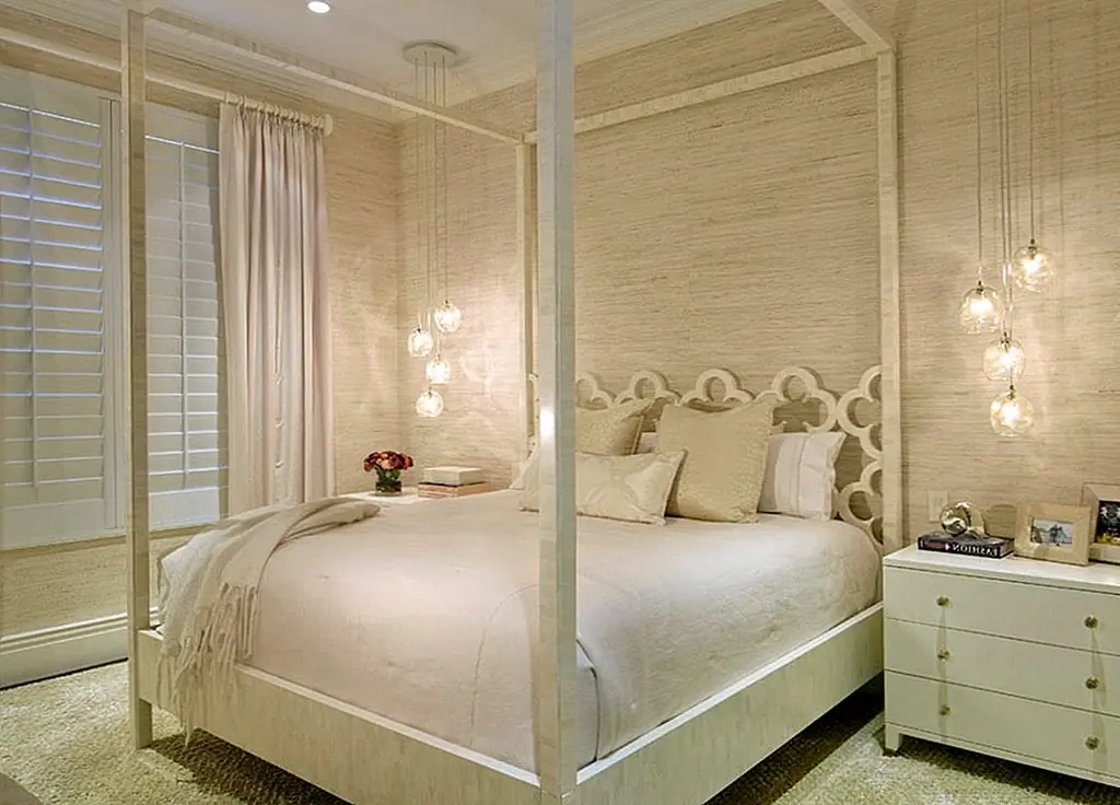 Текстурирование на стене создает визуальный интерес в этом одноцветном пространстве. Изображение: Leighton Design Group