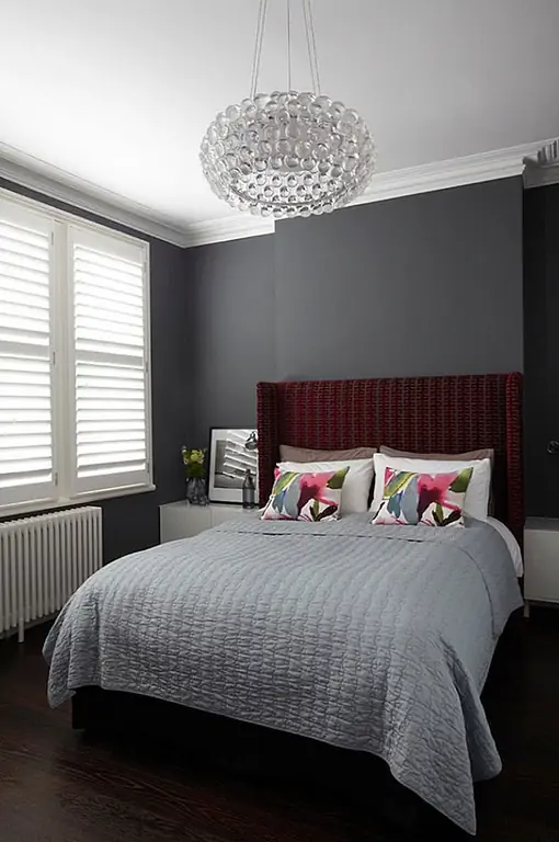 Темно-красный изголовье создает барьер между стеной и постельными принадлежностями для какого-то визуального интереса. Изображение: Chantel Elshout