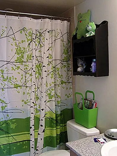 Если вы хотите добавить зеленый оттенок в свою ванную комнату, этот занавес наверняка поможет. Присушенные цвета освежают и просты, а занавес также имеет экологичный оттенок. Было бы прекрасно выглядеть ванная комната с декором, которая также проста, может быть, с такими же цветами. Доступно за $ 55,00.