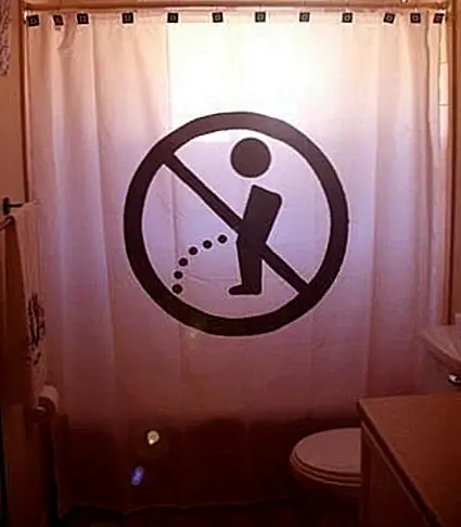 Вот еще одна забавная занавеска для душа. Это то, что вы и ваши гости получите от этого, и он имеет простой и очень четкий дизайн, который может вписаться в любой интерьер ванной без каких-либо проблем. Это также может быть приятным подарком для друга, но убедитесь, что они ценят шутку.