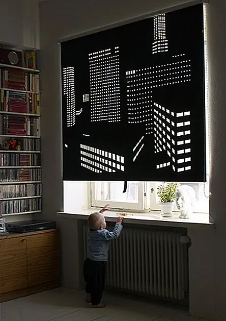 Для окон это дизайн, который интересен и функциональен. Занавес имеет черный фон с небольшими перфорированными отверстиями, который создает изображение города, увиденного ночью. Это прекрасный способ получить оттенок стильным и уникальным способом. Найдено на сайте.
