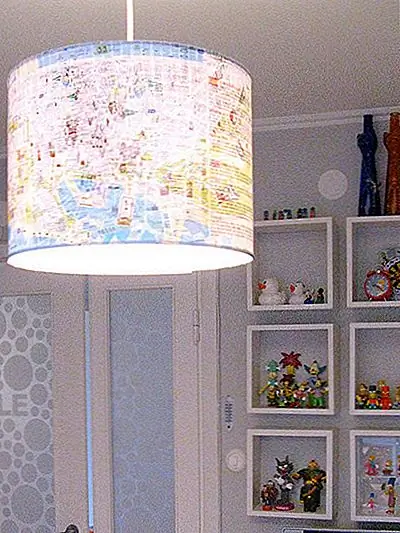 В доме есть всевозможные интересные конструкции аксессуаров или акцентов для дома, в которых представлены карты в качестве основного элемента. Например, подвесная лампа может иметь карту, обернутую вокруг нее, и свет сделает дизайн прозрачным и видимым. Есть также настольные лампы, которые имеют аналогичные конструкции.