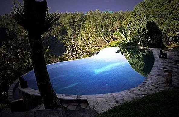 Бассейн с виллы Мурни (Бали) окружен растительностью и напоминает спокойный оазис посреди нетронутой природы. Отсюда вы можете полюбоваться экспансивными взглядами, которые не могут сравниться ни с чем другим, что вы когда-либо видели.