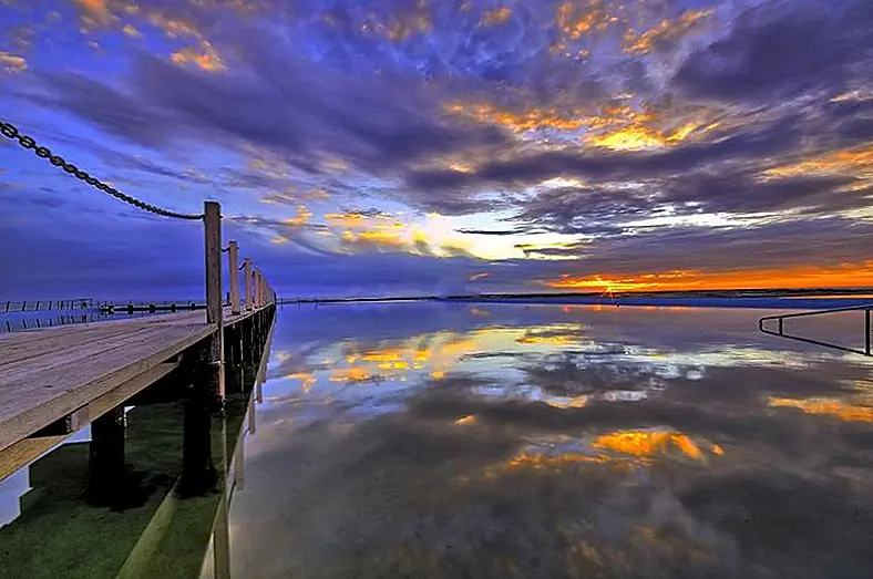 Легко обмануть Северного Наррадинского приливного бассейна в Сиднее, думая, что океан разворачивается перед вашими глазами. На самом деле это большой бесконечный бассейн, который позволяет небу отразиться в чистой воде.