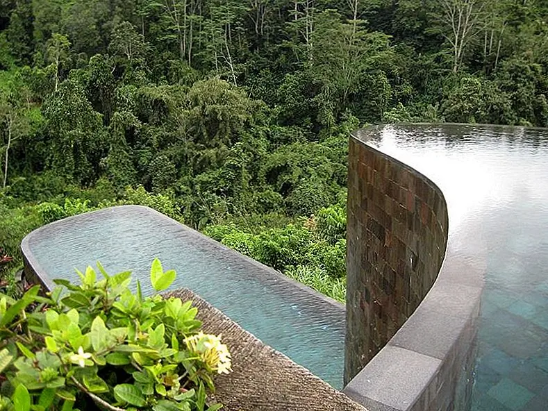 Убудские висячие сады на Бали имеют одни из самых впечатляющих бесконечных бассейнов. Уложенные на двух уровнях, бассейны простираются над красивой растительностью, которая покрывает окружающую среду и придает новый смысл выражению «посреди природы».