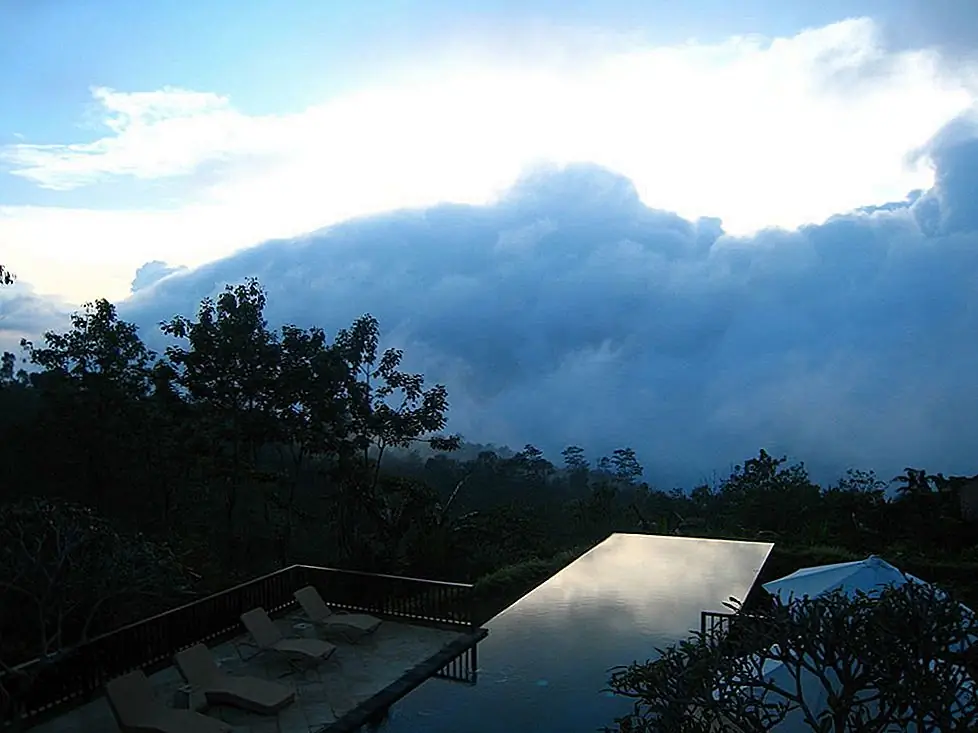 Плавание в этом бесконечном бассейне на Бали, вы чувствуете, что находитесь в облаках. Очистите свой разум и позвольте спокойному синему небу вдохновить вас.