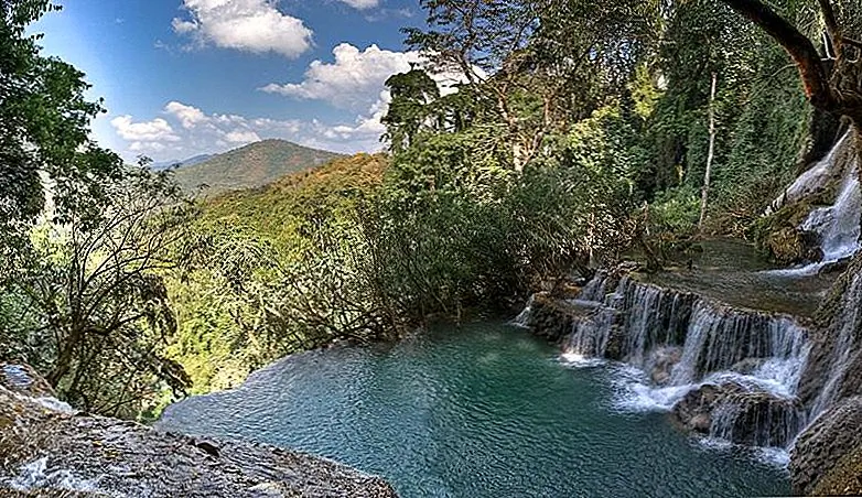 Вы когда-нибудь задумывались, как вы должны себя чувствовать, когда вы достигаете края водопада и видите, как падает мир? Вы можете смело сделать это, если посетите это удивительное место в Луангпрабанге, Лаос.