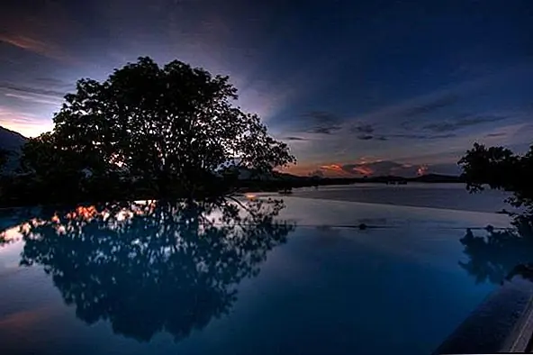 Поскольку небо отражается в бассейне от отеля Kandalama (Шри-Ланка), барьер между землей и небом почти полностью исчезает, и оба становятся едиными. Величественное дерево соединяет эти два мира.