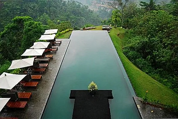 Вид из бесконечного бассейна в отеле Alila Ubud (Бали) действительно впечатляет. Природа раскрывает свою красоту перед вами очень деликатный путь. Полюбуйтесь пышными лесами, туман, который поднимается выше и смелые цвета.