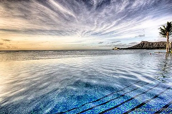 Экзотический бассейн от Sheraton Waikiki (Гавайи), кажется, исчезает прямо в океан. Трудно отличить, где все кончается, а другое начинается, и вы чувствуете, что вы один с океаном.