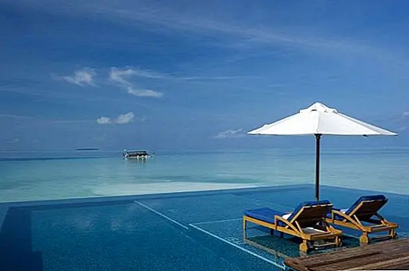 На острове Рангали (Мальдивы) есть еще один замечательный пример того, как потрясающий бесконечный бассейн позволяет вам соединяться с океаном. Они сливаются без проблем, и почти нет различия между бассейном, океаном и красивым голубым небом.