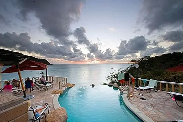 В отеле Divi Little Bay Beach Resort (St. Maarten) также есть бассейн, который простирается до горизонта, и этот также образует канал. Далекое небо кажется здесь намного ближе, где его цвета отражаются в чистой воде, а виды бесконечно красивы.