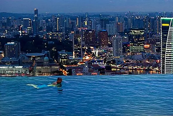 Из бассейна отеля Marina Bay Sands и казино (Сингапур) открывается панорамный вид на город и его удивительный горизонт. Вы чувствуете, что вы управляете миром отсюда, и весь город разворачивается перед вами, ожидая восхищения.