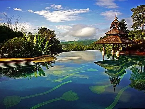 В пейзажном бассейне отеля Golden Triangle Resort (Таиланд) есть красивые детали мозаики, которые позволяют легко вписаться в окружение. Зеленые плитки в сочетании с красивым синим фоном сочетают в себе лучшее из обоих миров: пышная природа на земле и безмятежное небо.