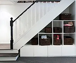 Использование мертвого пространства под лестницей