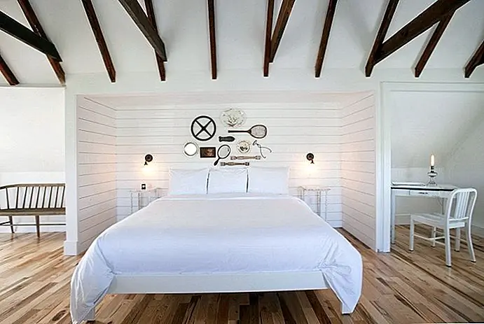 Если вы любите любопытство и любите искать их в антикварных магазинах, то собирайте несколько из них и делайте приятный показ для спальни. Не все объекты должны быть связаны.