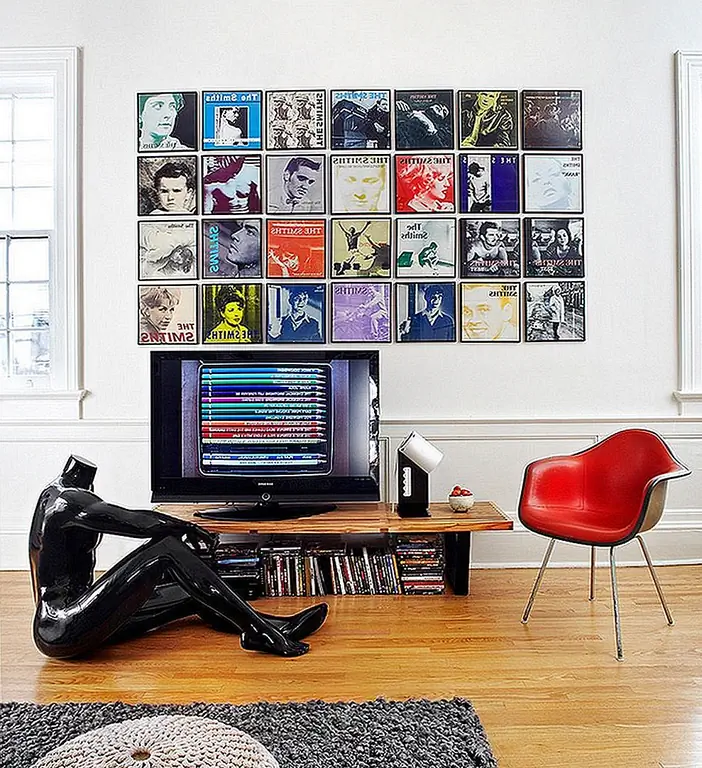 У вас есть коллекция старых записей и не представляете, как отобразить их в прохладном ключе? Как насчет создания уникального настенного искусства? Отличная идея для медиа-комнаты или гостиной в целом.