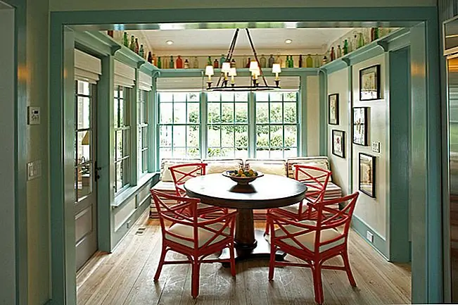 Эти красочные винтажные бутылки были показаны только под потолком и теперь являются частью декора столовой. Они занимают нулевую площадь и отлично смотрятся там.