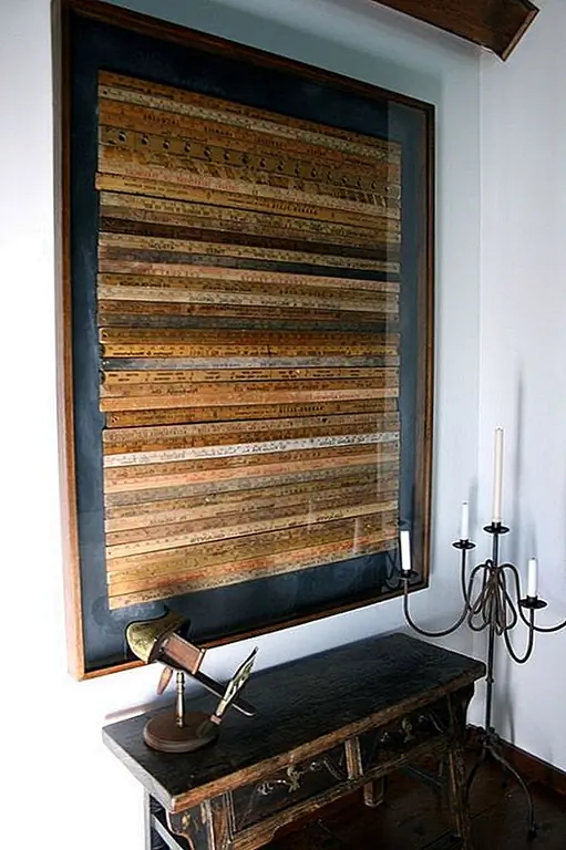 Интересно, что это? Это часть настенного искусства, а также коллекция измерительных палочек, отображаемых в этой простой рамке. Очень интересная и изобретательная идея.