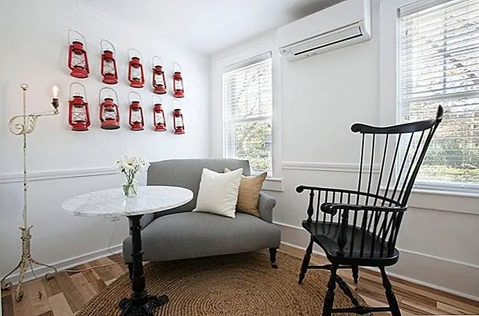 В этом прекрасном сидении есть стена, покрытая красными масляными фонарями. Это не то, что вы видите очень часто, но в этом контексте они добавляют цвет в комнату, а также хорошо там. {Найден на remodelista}.