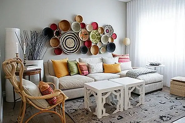 Это пример искусства стены корзины. Обратите внимание на разные размеры, цвета и узоры и как они все работают вместе, чтобы сформировать интересный фокус для этой марокканской гостиной.