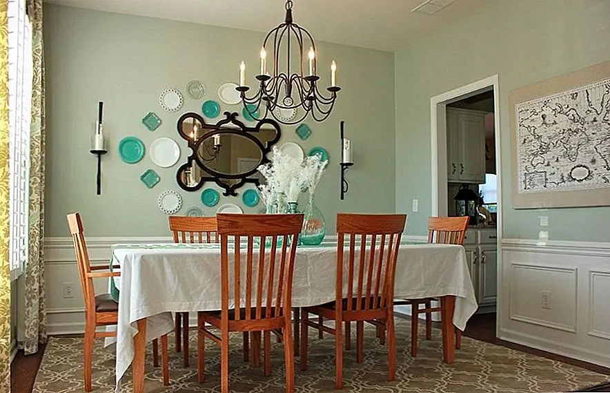 Коллекция пластин не обязательно должна выглядеть старой или устаревшей, если вы знаете, как ее отображать. Например, накройте всю стену столовой покрытыми, чередующимися формами, размерами и цветами, и вы можете даже вырезать несколько пластин для резкого взгляда.