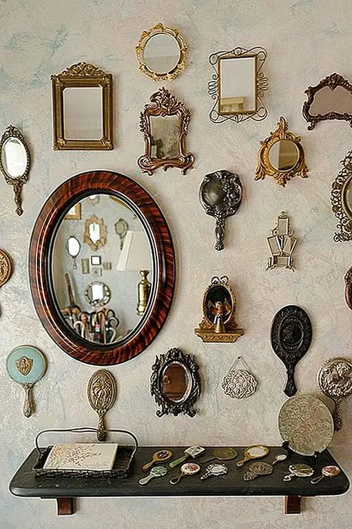 Зеркала - интересный выбор, если вы когда-нибудь решили начать сбор. Выбирайте различные типы, формы и размеры, такие как те, у которых есть декоративные рамки. Включите большое зеркало для контраста. Коллекция будет выглядеть интересной, и она также заставит комнату казаться больше.