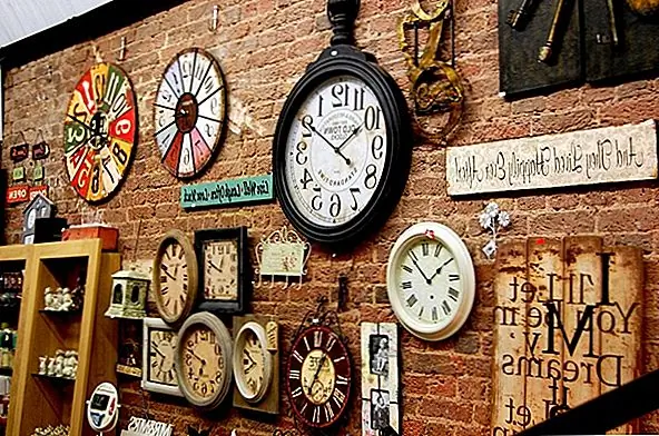 Как насчет коллекции часов? Есть всевозможные проекты на выбор, но антикварные часы очень интересны. Покажите их на открытой кирпичной стене, чтобы подчеркнуть их возраст.