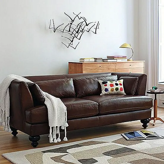 Цена для этого традиционного кожаного дивана составляет 1990 $. Твердые деревянные ноги дают плюс изогнутому силуэту с обивкой из высококачественной кожи.