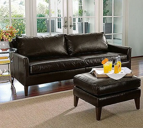 Кожаный диван Arlington доступен для EUR2524.89 и отличается щедрым комфортом и стилем. Также вы можете выбрать кожаную пуфик, которая также может использоваться как стол.