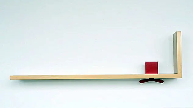 Эта современная мебель была спроектирована Коллин Уайтли и измеряет 41 "L x 8" W x 11 "H. Материалы, используемые для его изготовления, состоят в основном из дерева, бука, чтобы быть более точным, а куб и книжный купол выполнены из алюминия с порошковым покрытием, материала с прекрасными механическими характеристиками; он в два раза сильнее, чем сталь, но весит лишь фракцию по сравнению с аналогичным стальным компонентом. {найден на обивке}.