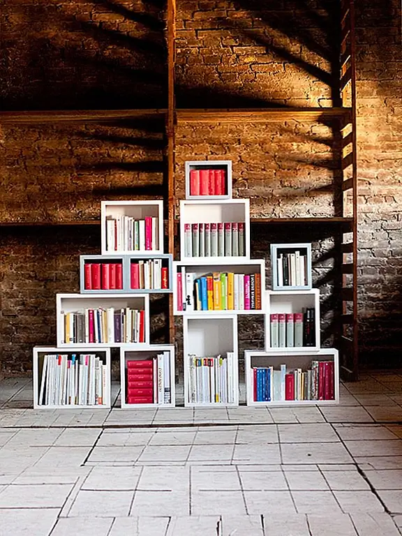 Ящики имеют анкерные системы с 4 сторон, и это позволяет блокировать их как по бокам, так и по вертикали, и чтобы вы выбрали дизайн и форму, останутся стабильными. Доступны три версии: многоствольный дровяник, белый лакированный MDF с коробочкой из дуба и многослойным лакированным MDF.