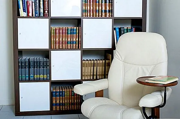 Когда вы начинаете организовывать свои книги, лучше всего сначала вытащить их всех и положить на пол. Затем вы можете взять их один за другим и решить, куда им нужно идти. Начните создавать разделы. Если вы действительно хотите, чтобы вас организовали, и вы хотите легко найти книгу, вы также можете пометить эти разделы. Вы также можете сделать то, что я сделал: составить список всех названий и указать количество книг. Таким образом, когда вам нужна определенная книга, вы можете найти ее в списке, а затем найти номер, соответствующий названию.