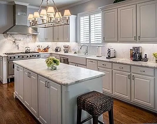 Регулярно чистите свою кофеварку, чтобы вы не пили бактерии с ежедневным кофеином. Изображение: ООО «Маурисио Нава Дизайн»